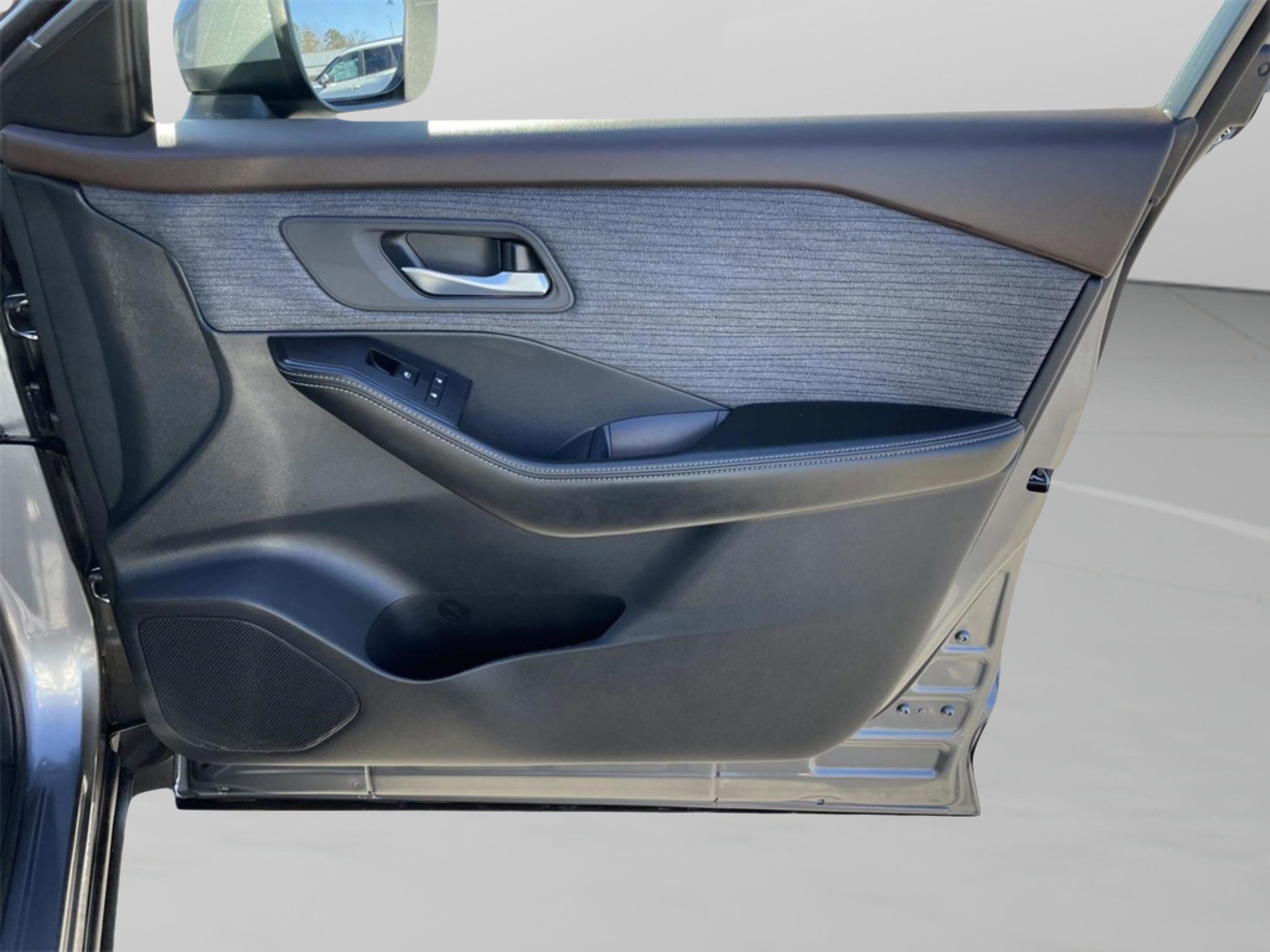 Used 2023 Nissan Rogue SV image 12