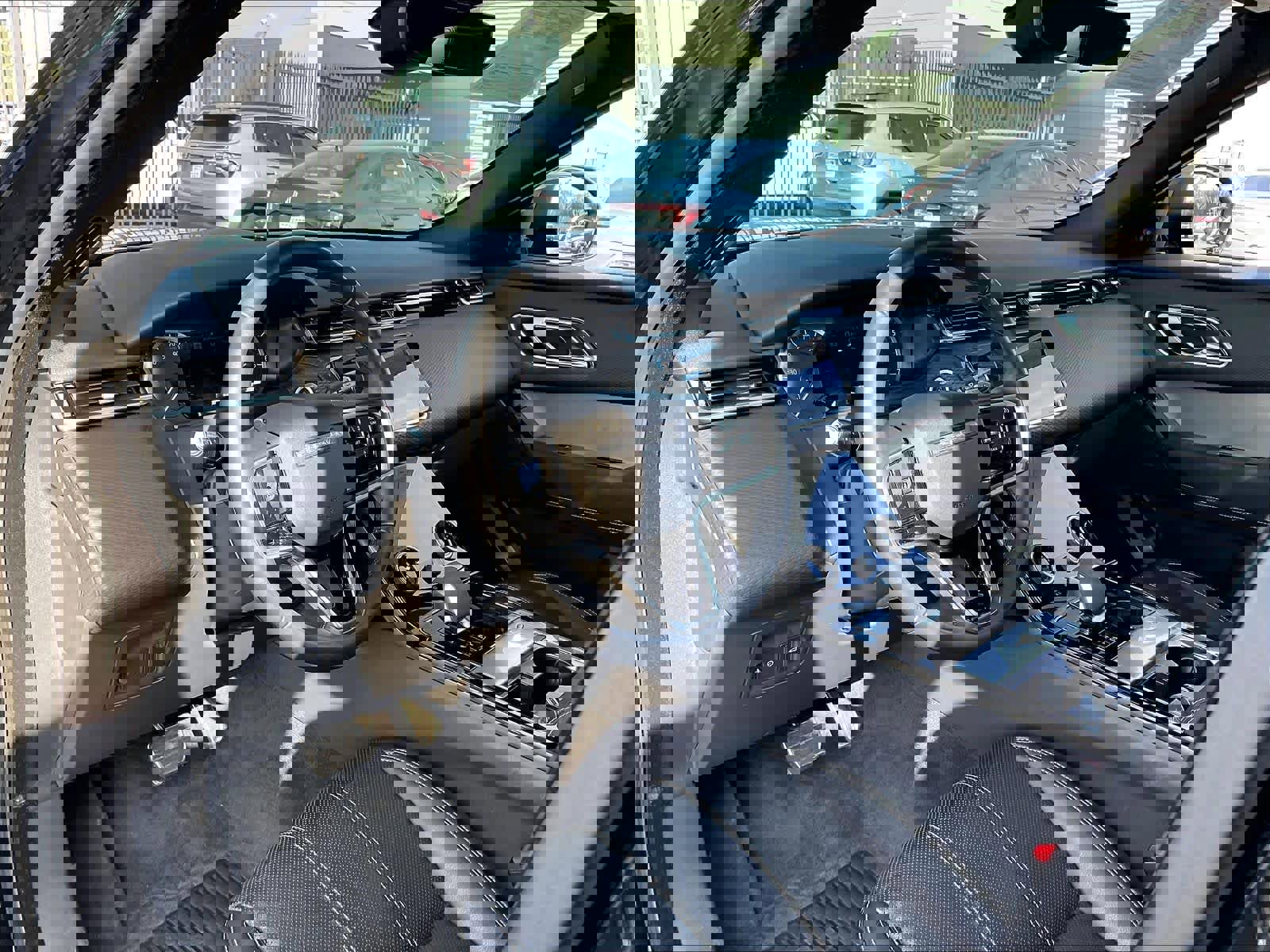 Used 2023 Land Rover Range Rover Velar R-Dynamic S image 15