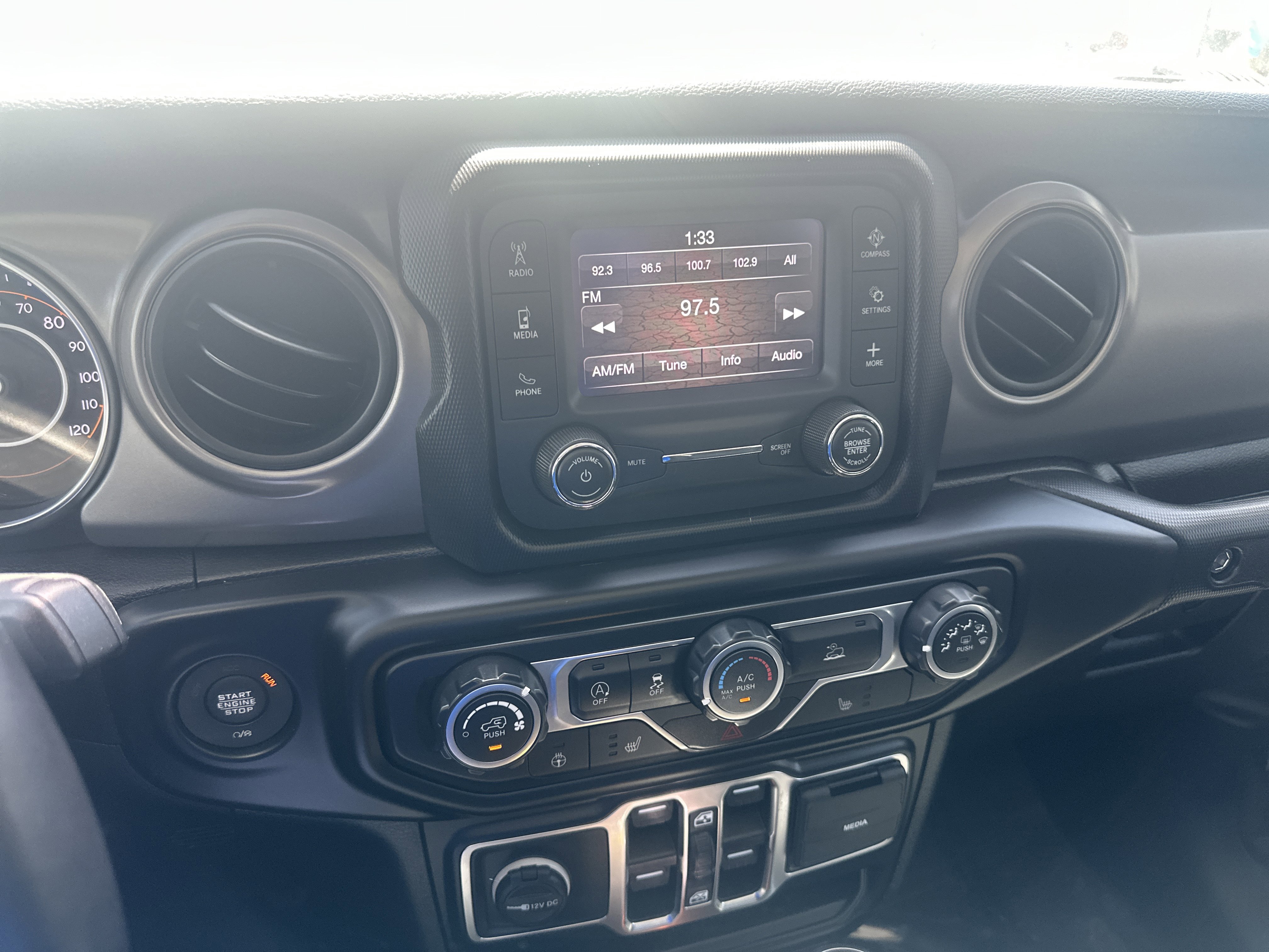 Used 2021 Jeep Gladiator Willys AWD/4WD image 34