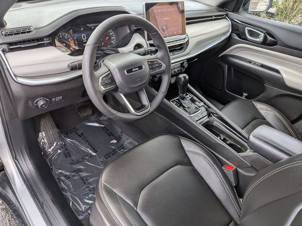 Used 2025 Jeep Compass Limited image 14