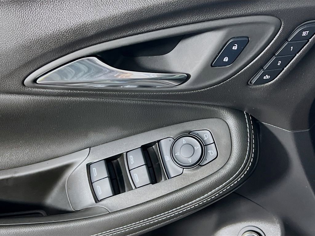 Used 2025 Buick Encore GX Avenir w/ Avenir Technology Package image 17