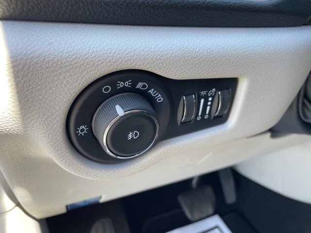 Used 2024 Chrysler Pacifica Select image 17