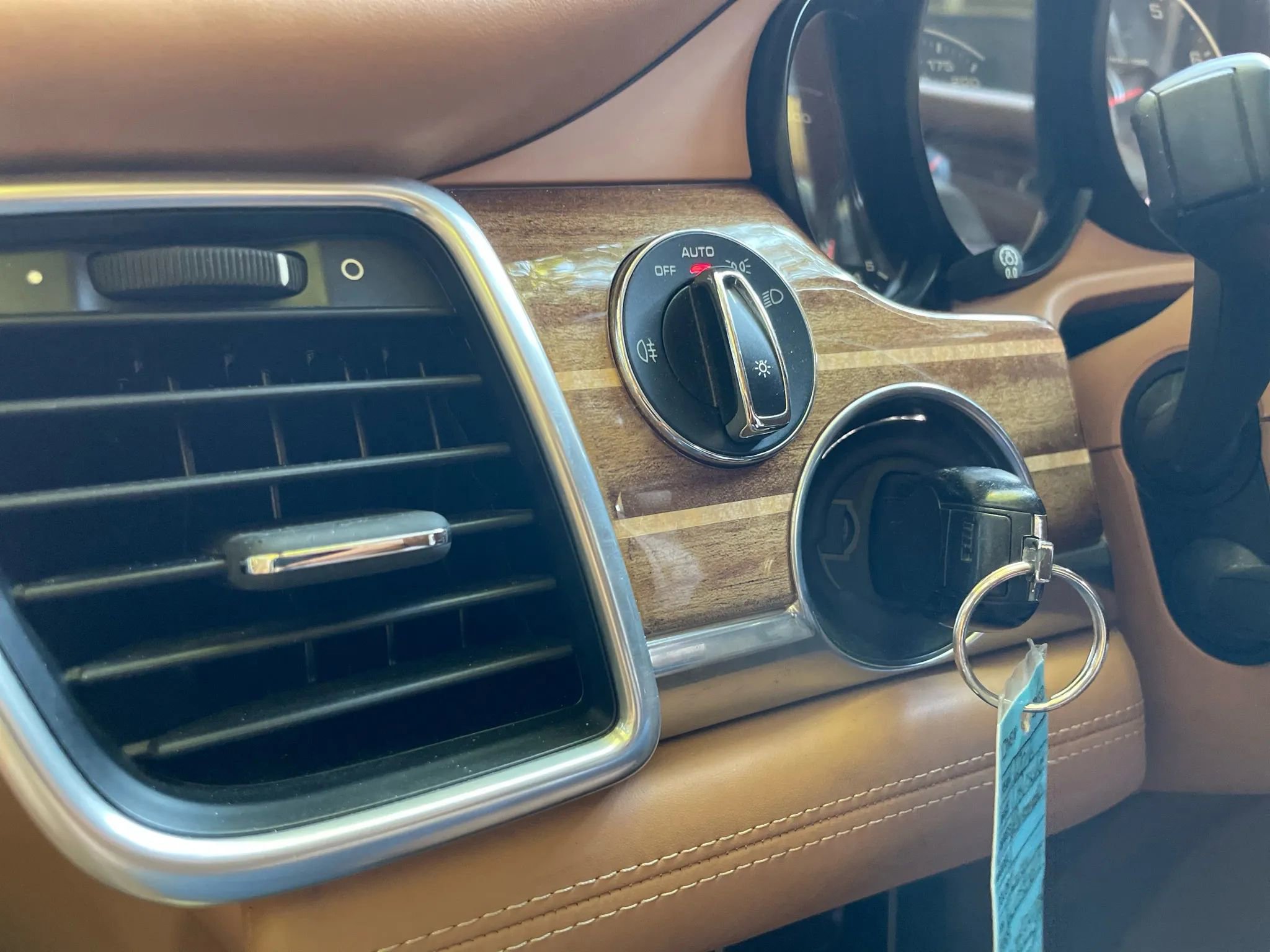 Used 2016 Porsche Panamera S image 24