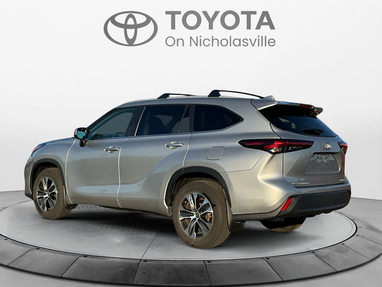 Used 2024 Toyota Highlander XLE AWD/4WD image 3