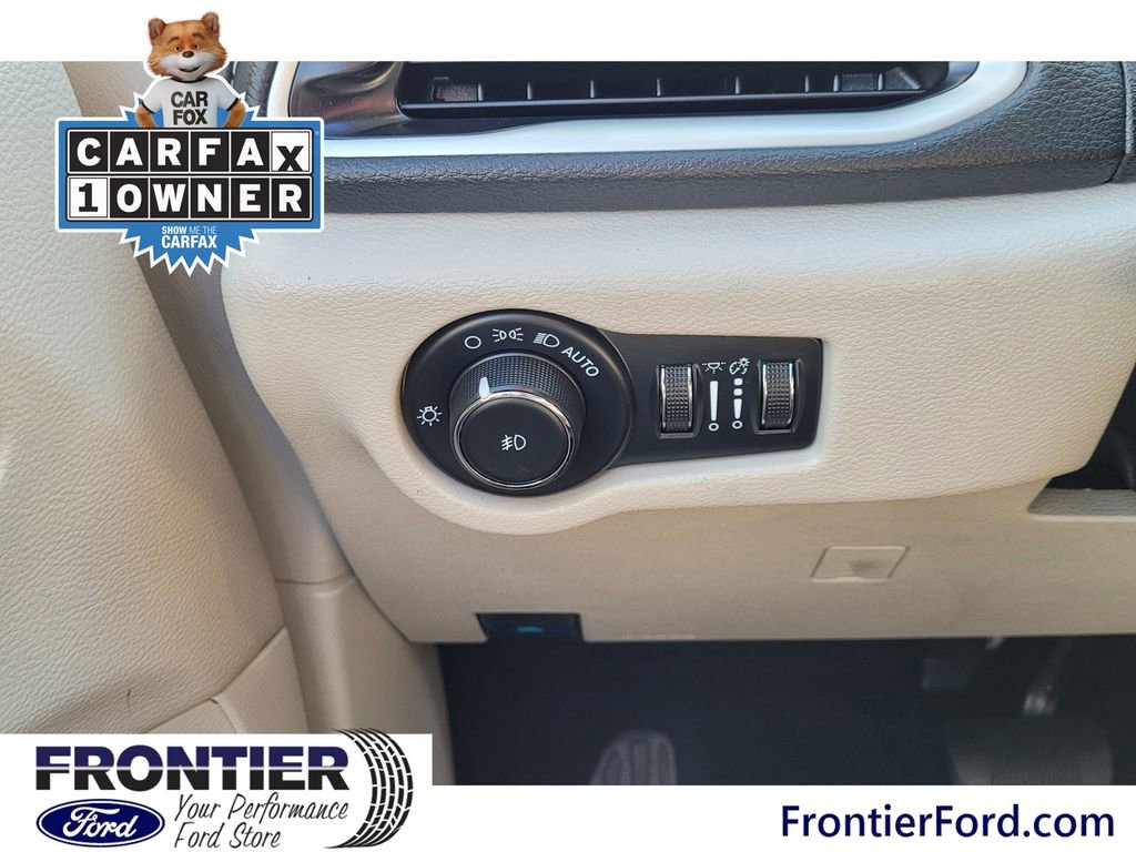 Used 2023 Chrysler Pacifica Touring-L image 16