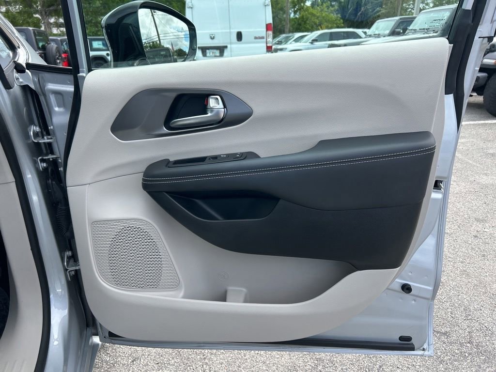 Used 2024 Chrysler Pacifica Touring-L image 24