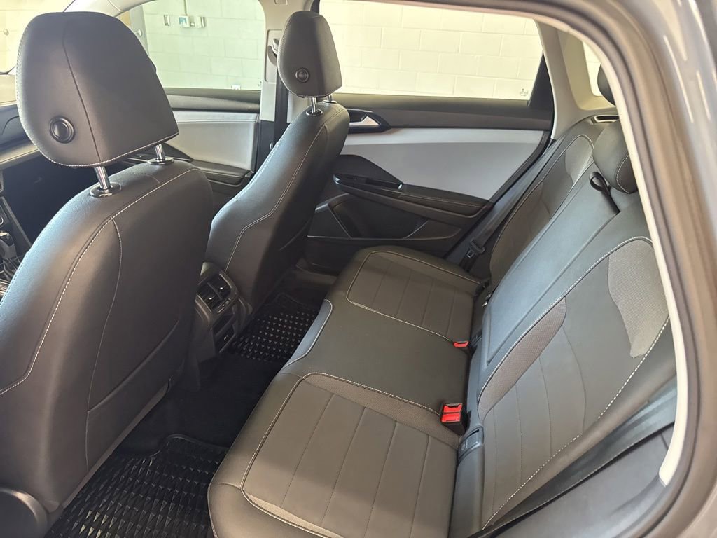 Used 2024 Volkswagen Taos SE w/ Panoramic Sunroof Package AWD/4WD image 19