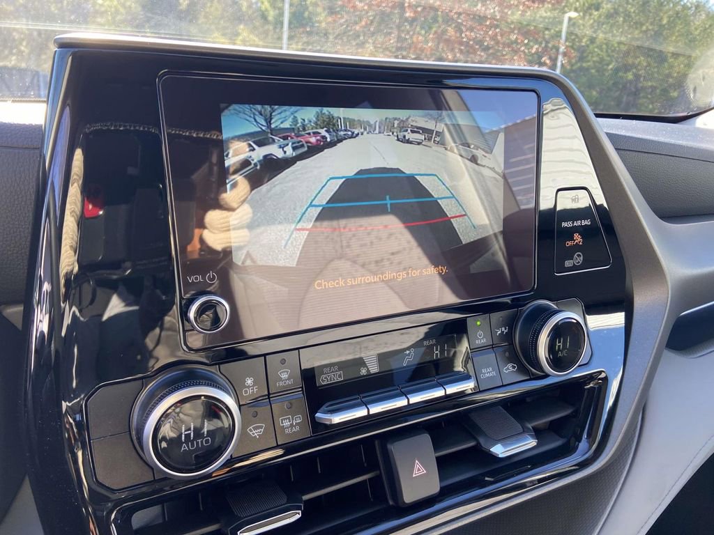Used 2025 Toyota Highlander LE image 24