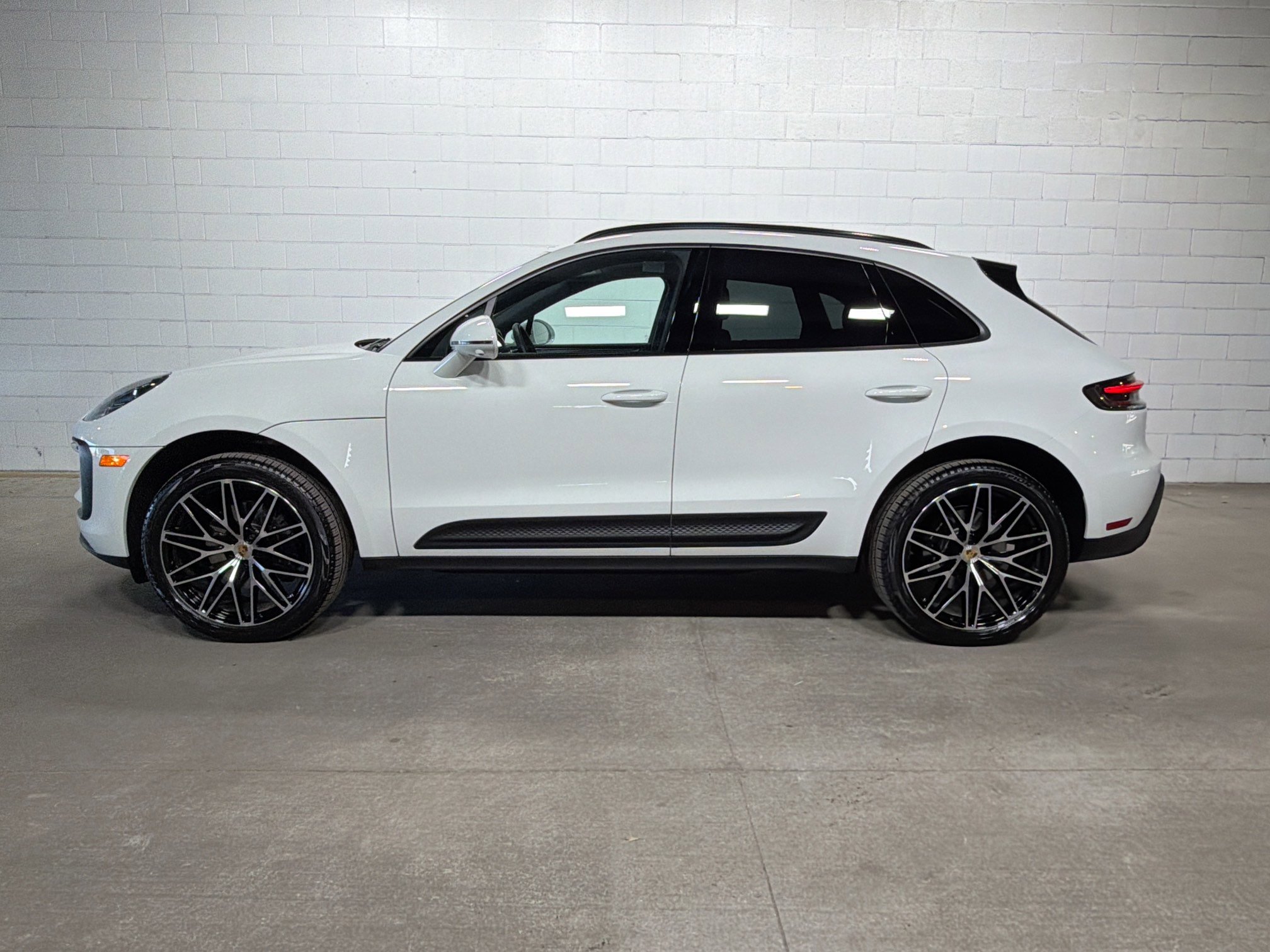 Certified 2026 Porsche Macan AWD/4WD image 2