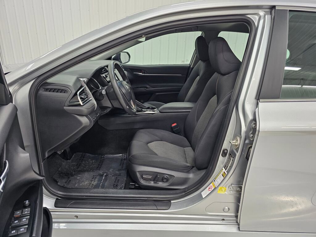 Used 2018 Toyota Camry LE image 12