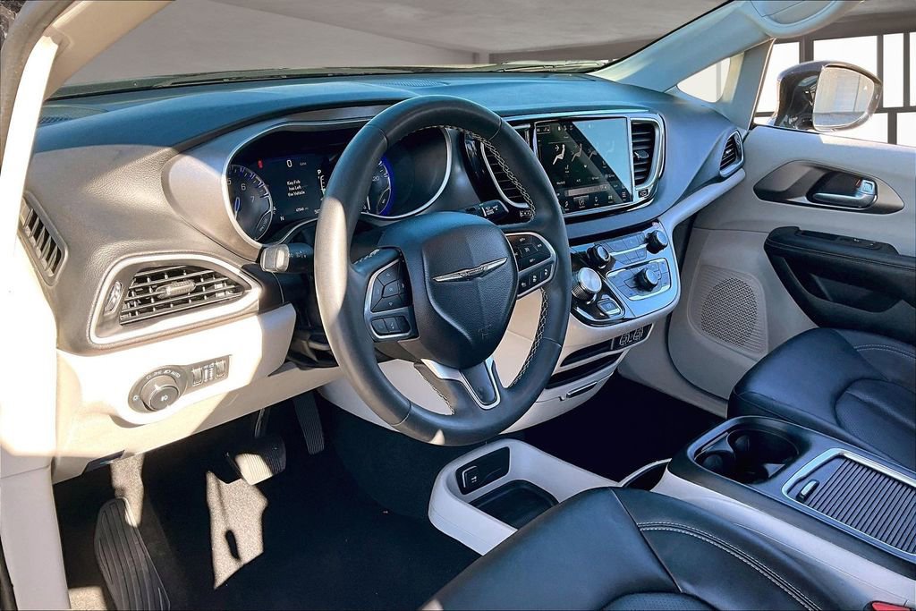 Used 2024 Chrysler Pacifica Touring-L image 17