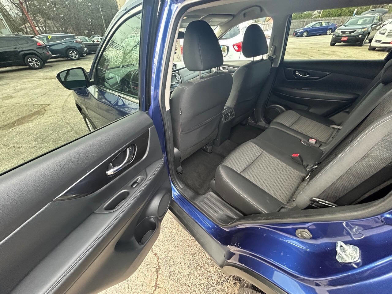 Used 2018 Nissan Rogue SV image 7