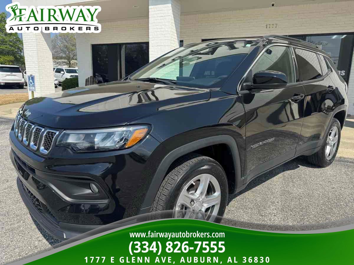 Used 2023 Jeep Compass Latitude w/ Sun and Sound Group AWD/4WD image 2