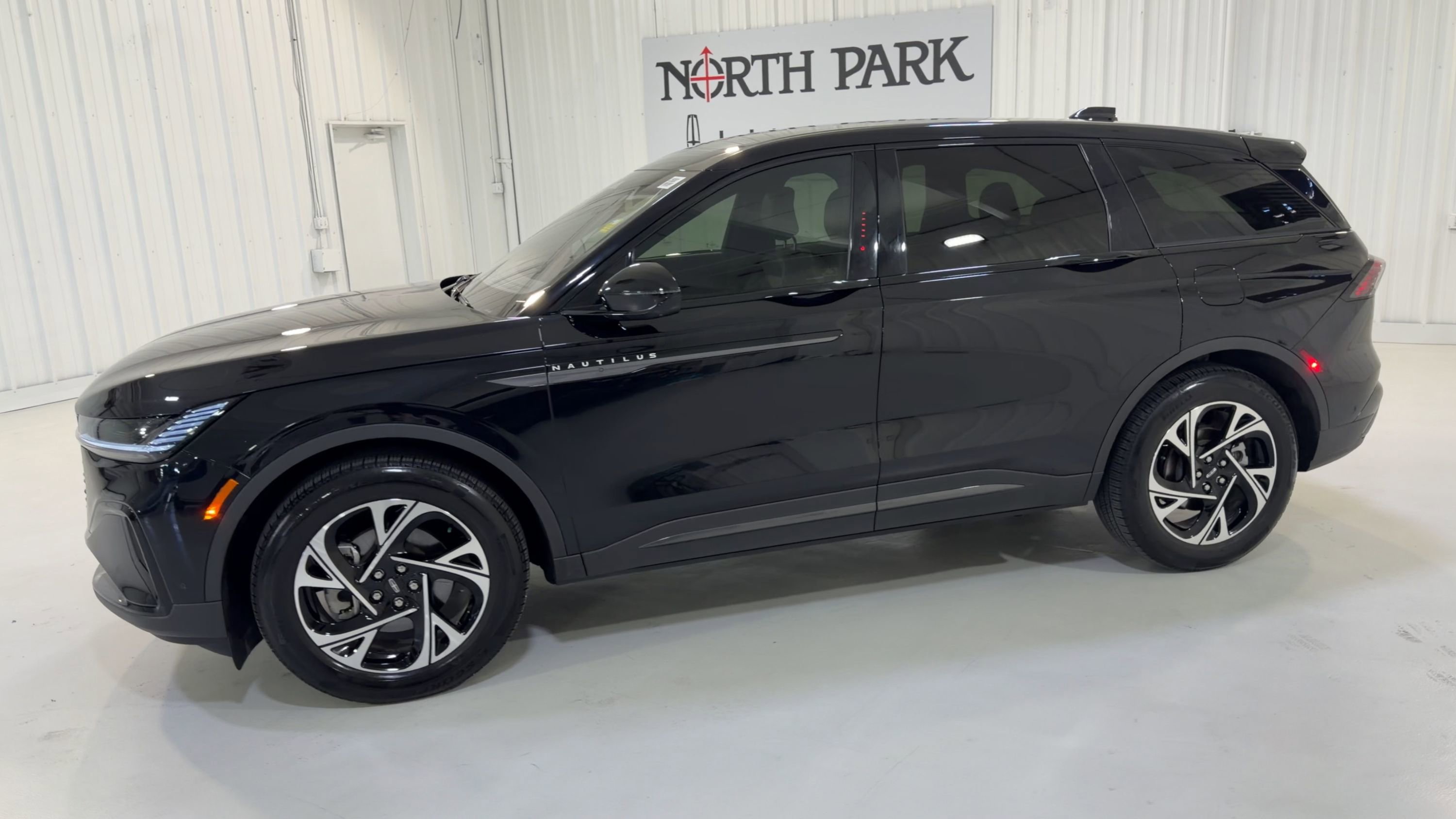 Used 2024 Lincoln Nautilus Premier w/ Jet Appearance Package AWD/4WD image 6