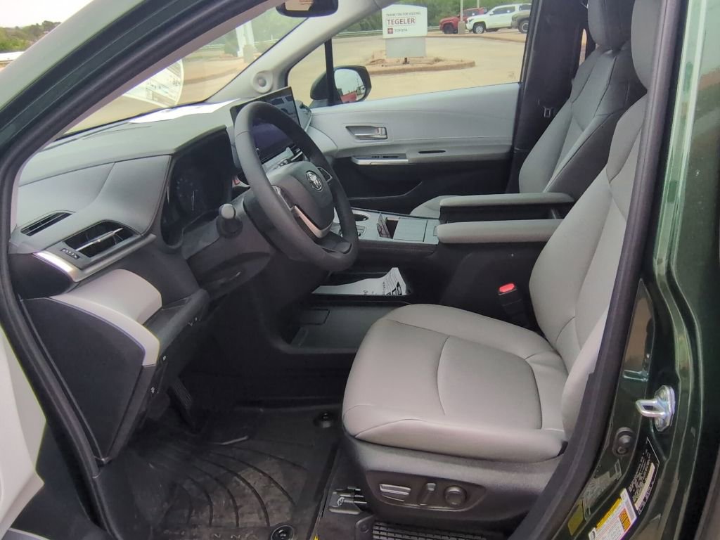 Used 2026 Toyota Sienna XLE image 9