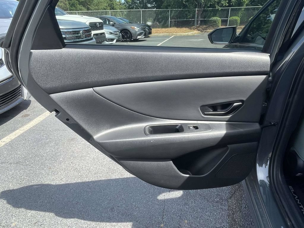 Used 2025 Hyundai Elantra Limited FWD image 17