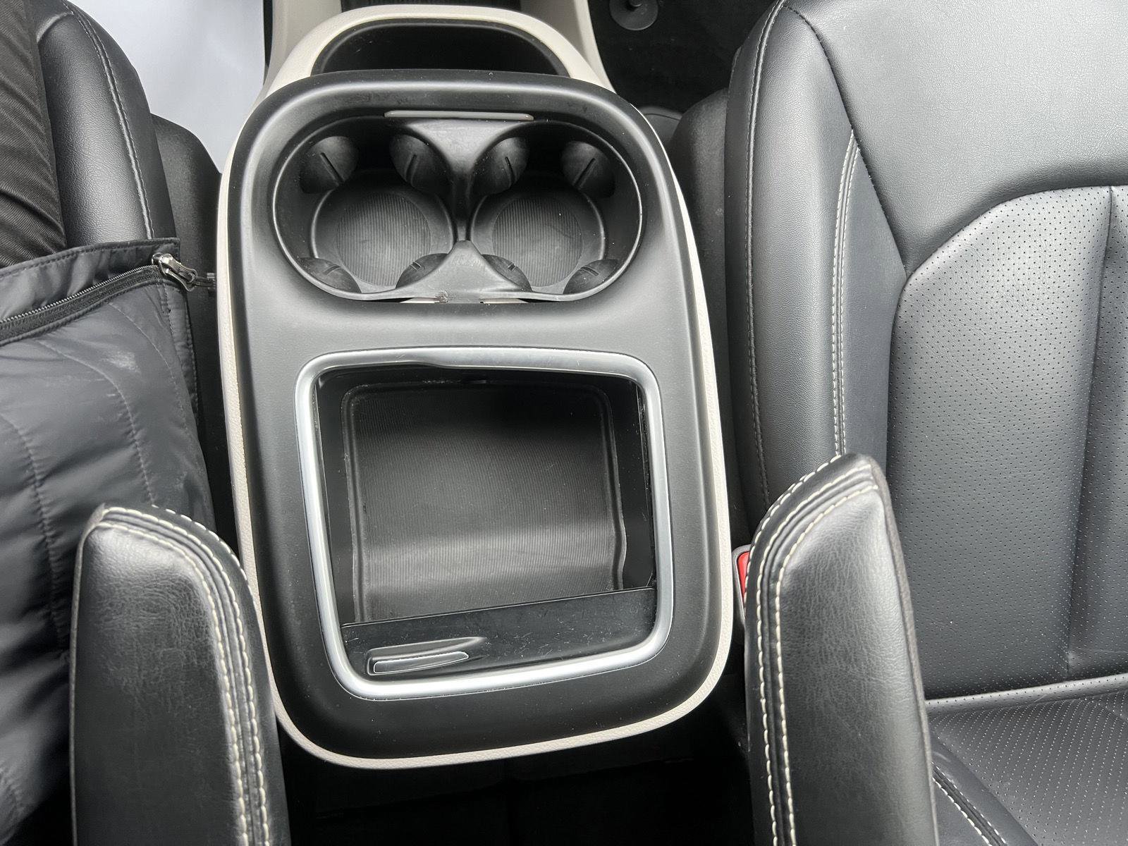 Used 2024 Chrysler Pacifica Touring-L image 25