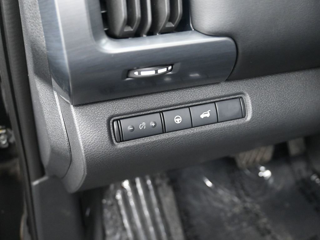 Used 2025 Nissan Pathfinder SL image 12