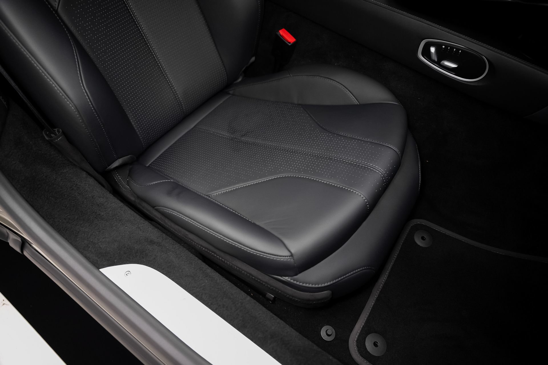 Used 2025 Aston Martin V8 Vantage Coupe RWD image 61
