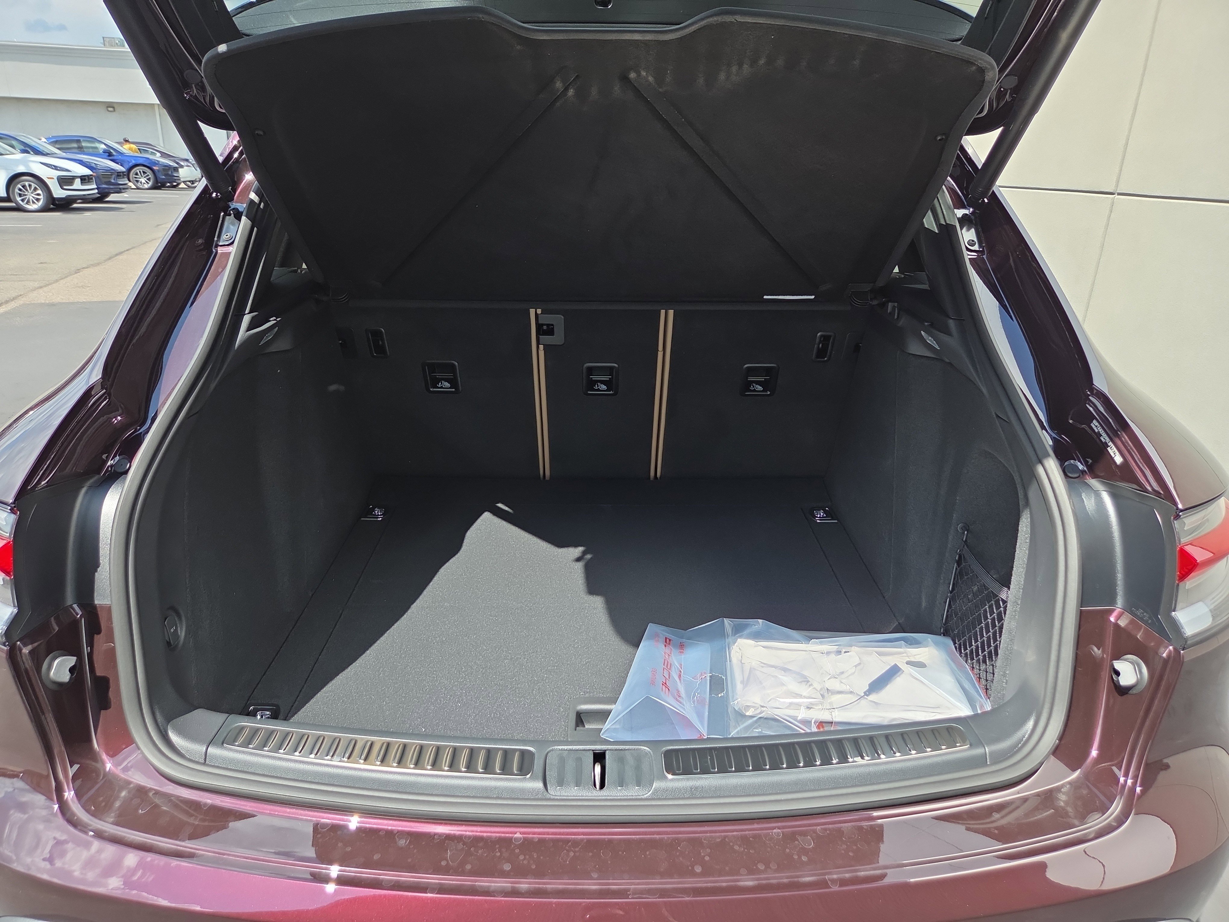 Used 2025 Porsche Macan AWD/4WD image 16