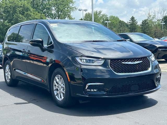New 2025 Chrysler Pacifica Select FWD image 9