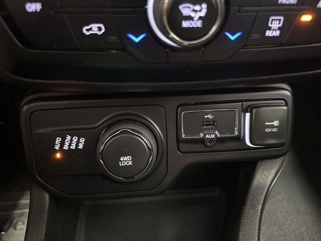 Used 2023 Jeep Renegade Latitude AWD/4WD image 15