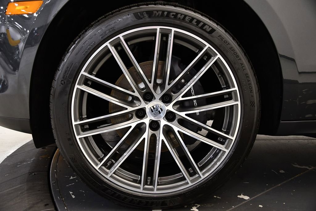 Used 2025 Porsche Macan image 11