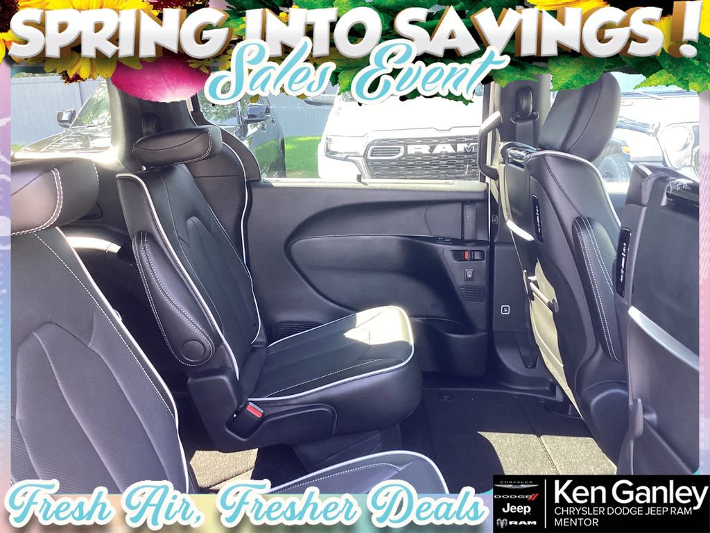 New 2026 Chrysler Pacifica Limited w/ Uconnect Theater Family Group image 18