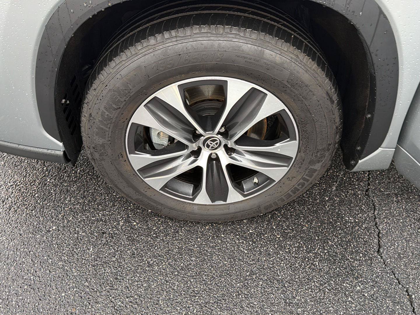 Certified 2025 Toyota Highlander XLE FWD image 39