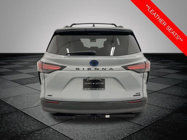 Used 2022 Toyota Sienna XLE Woodland Edition image 5