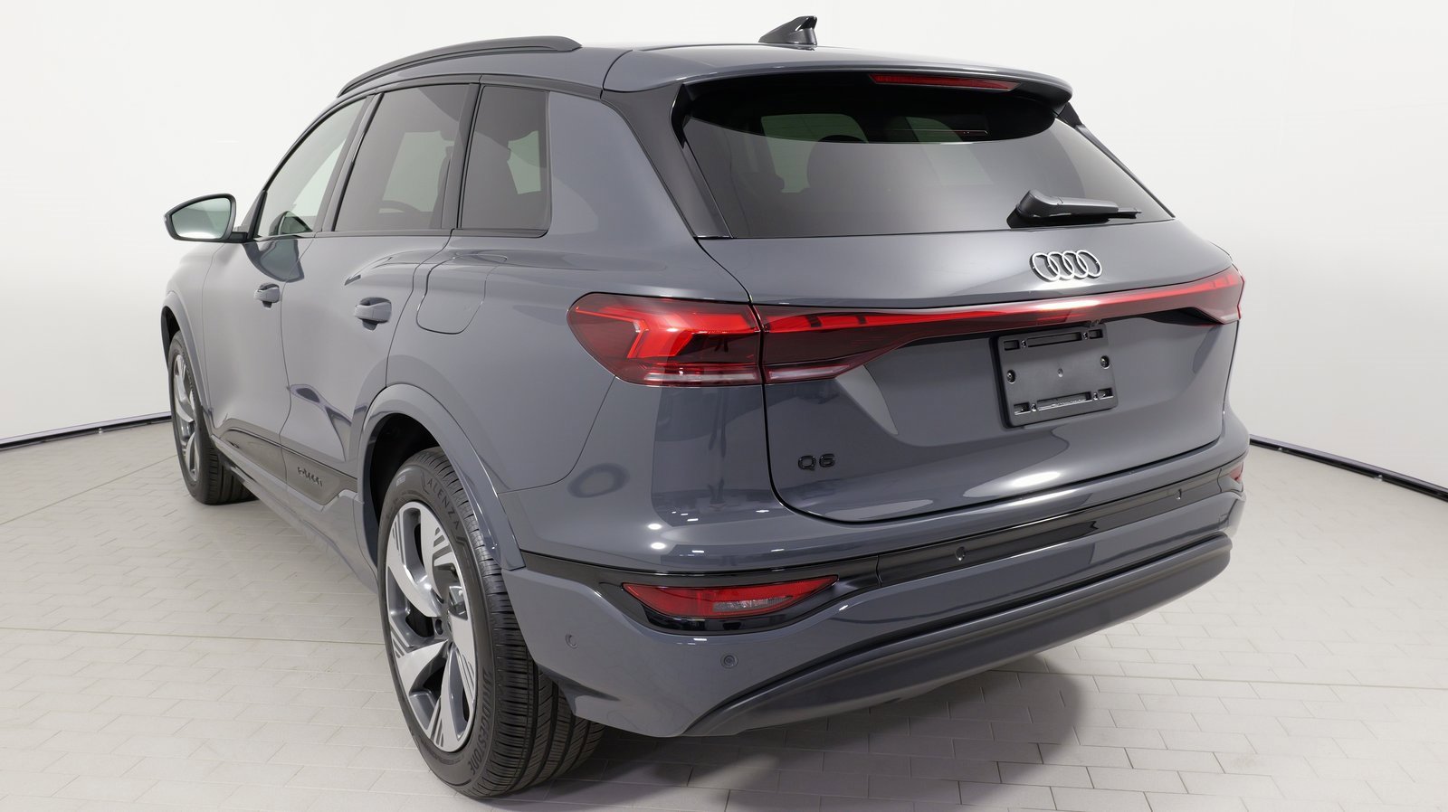 Used 2025 Audi Q6 e-tron Premium image 16