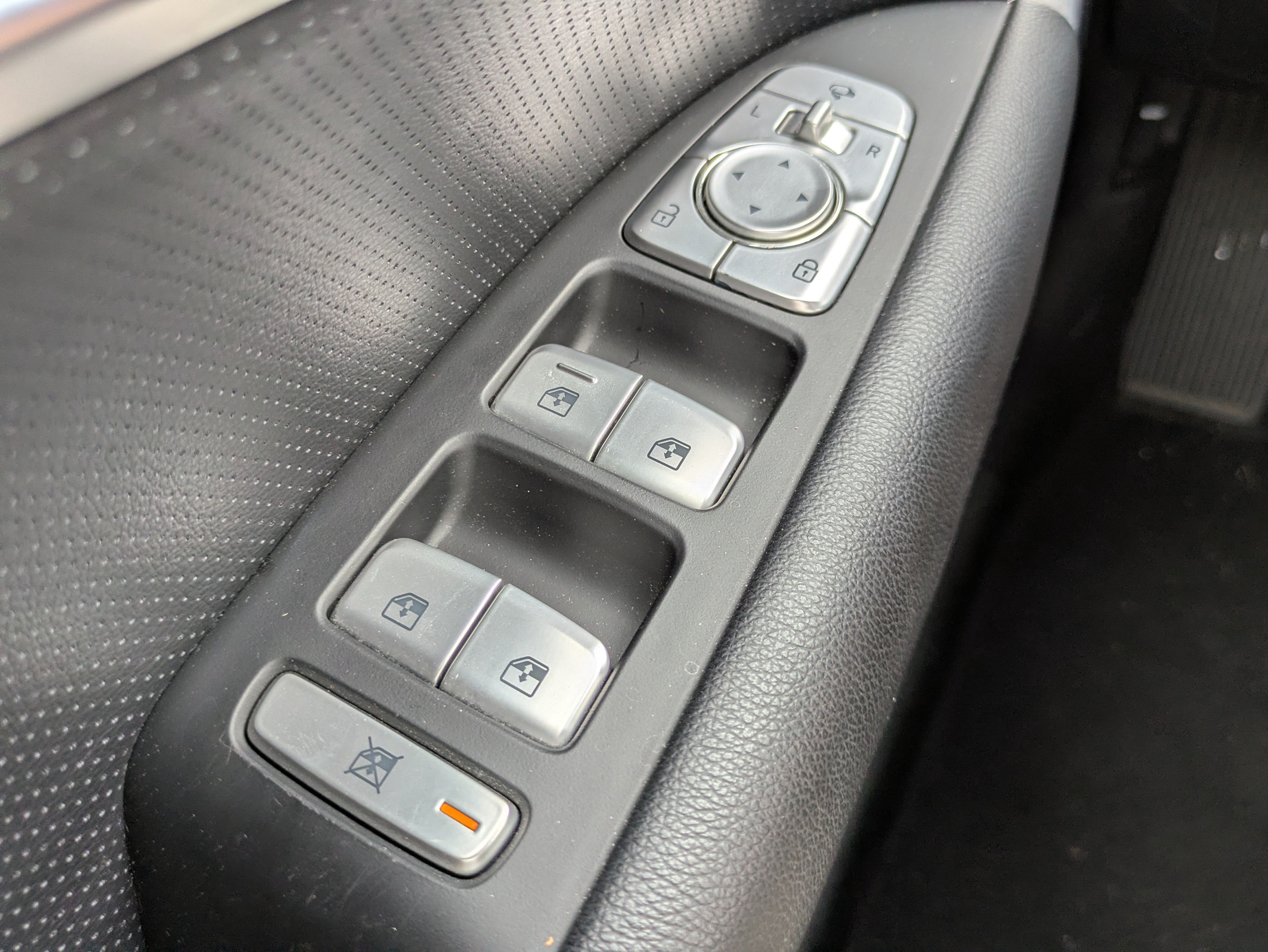 Used 2022 Genesis G70 2.0T w/ Prestige Package RWD image 17