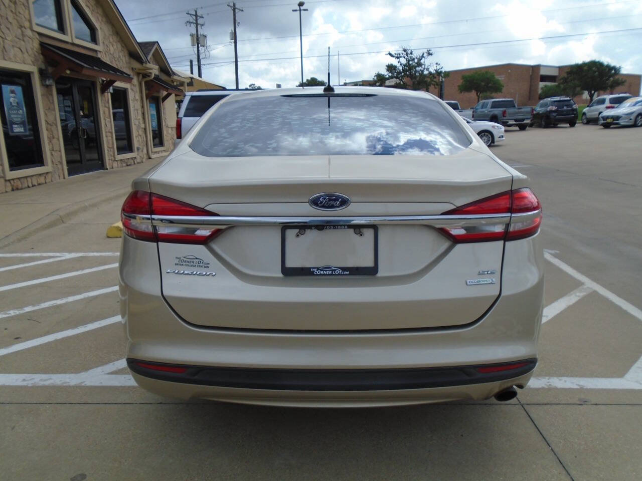 Used 2017 Ford Fusion SE FWD image 6