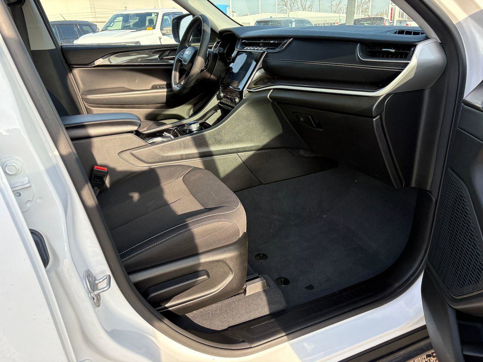 Used 2023 Jeep Grand Cherokee Laredo w/ Luxury Tech Group I image 10