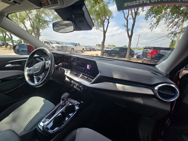 Used 2025 Chevrolet Trax LT w/ LT Convenience Package FWD image 19