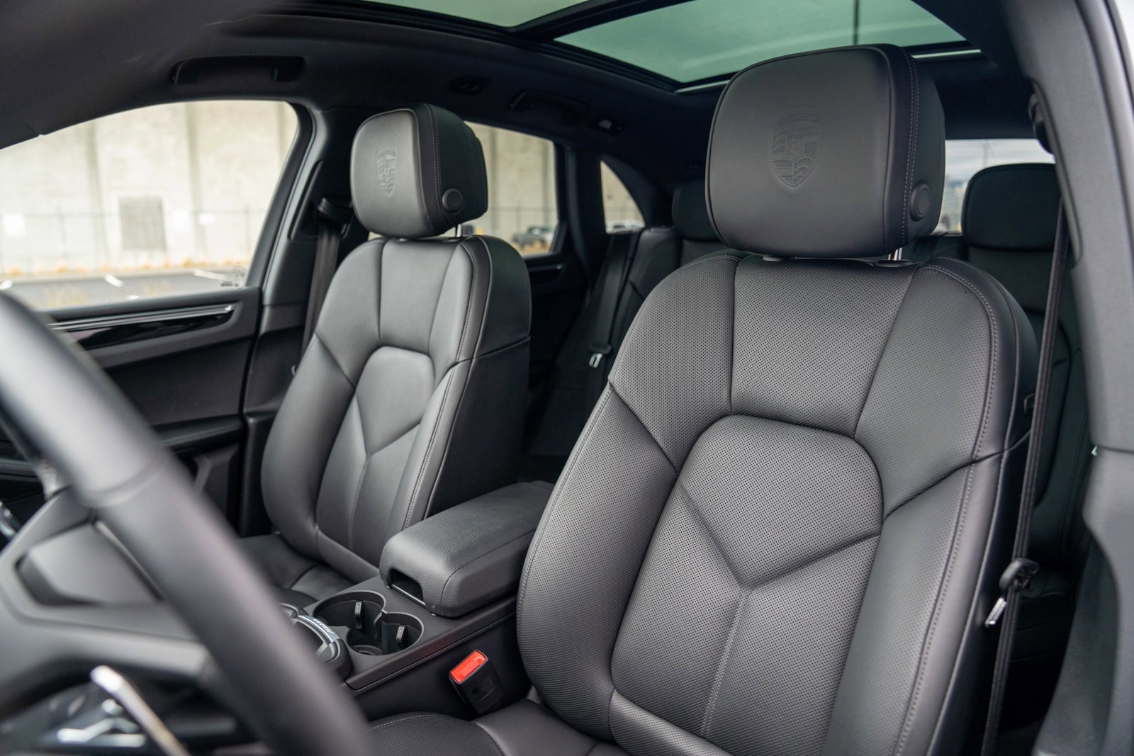 Certified 2025 Porsche Macan image 5