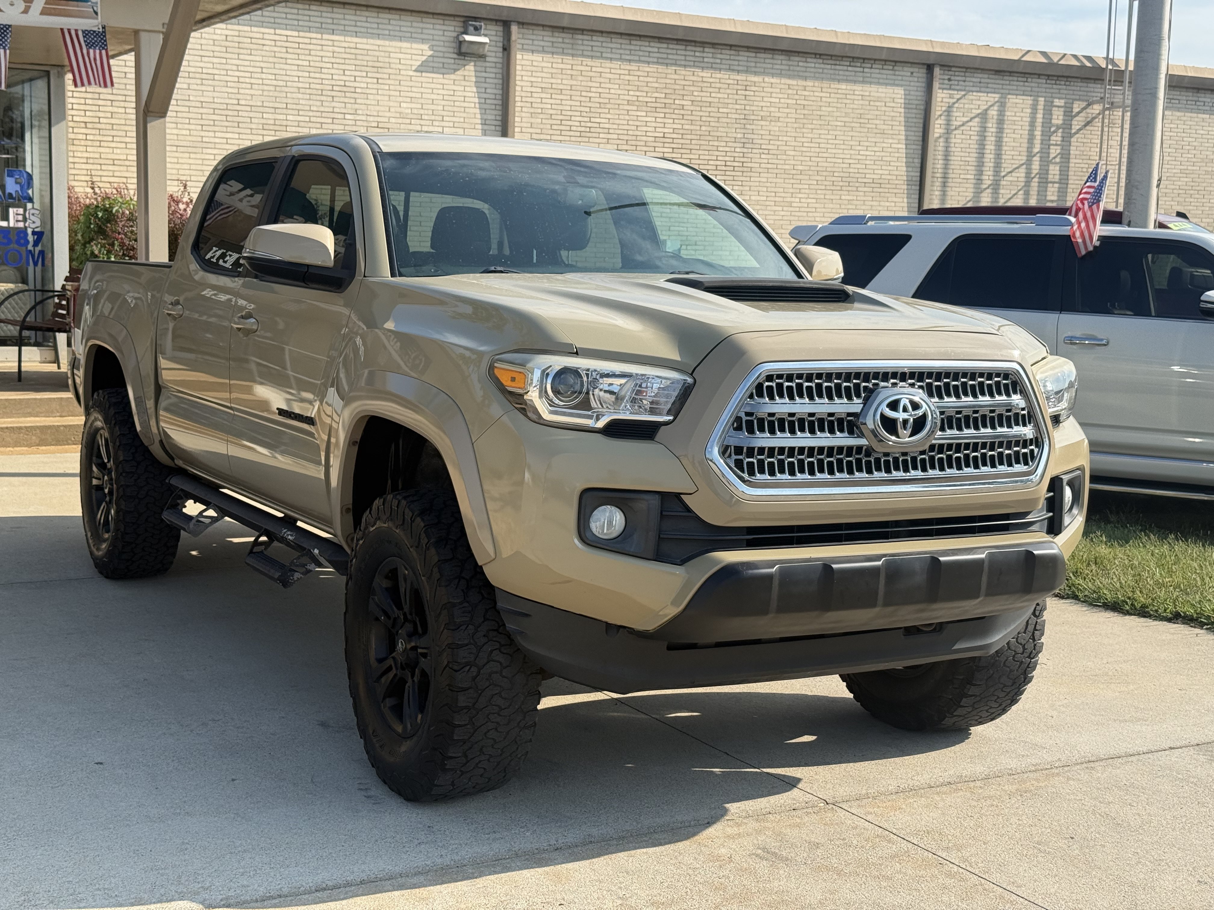 Used 2017 Toyota Tacoma TRD Sport w/ Tow Package (A/T) AWD/4WD image 3