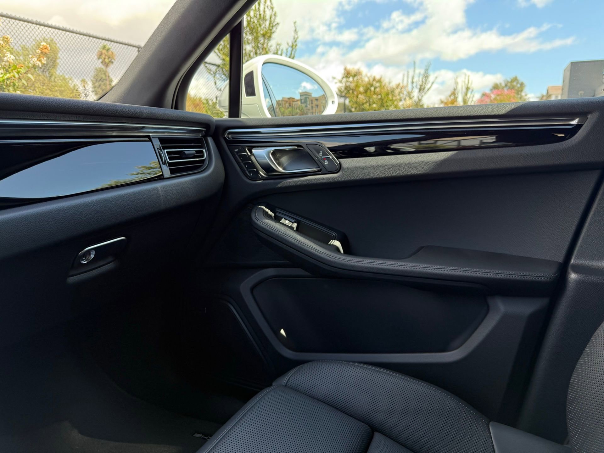 Used 2025 Porsche Macan image 24