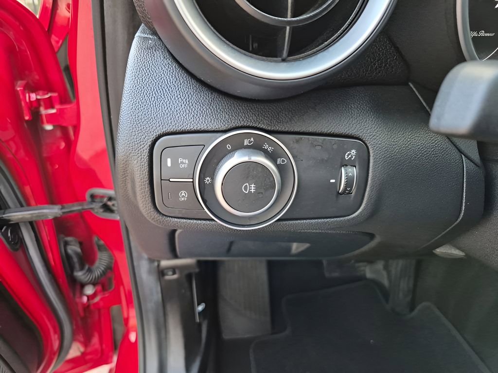 Used 2019 Alfa Romeo Giulia w/ Nero Edizione image 32