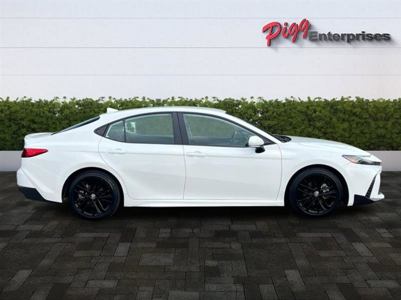 Used 2025 Toyota Camry SE image 7