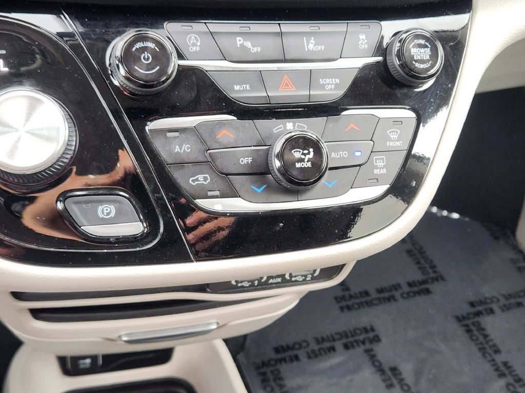 Used 2024 Chrysler Pacifica Touring-L FWD image 24