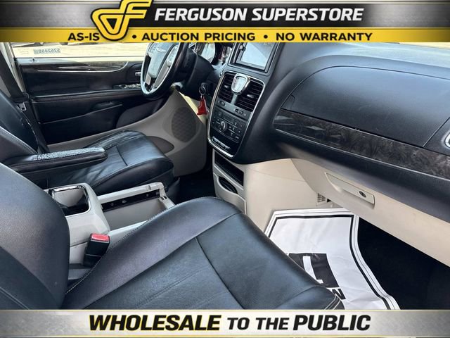 Used 2014 Chrysler Town & Country Touring image 18