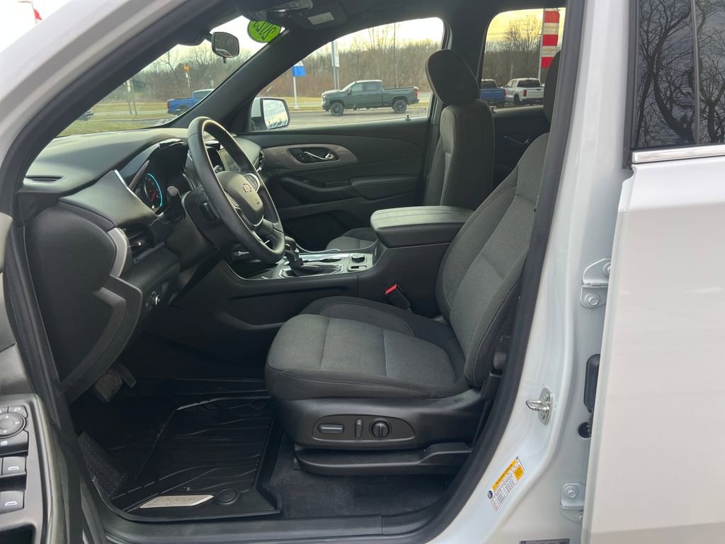 Used 2023 Chevrolet Traverse LT image 9