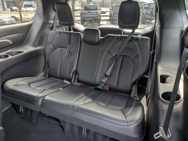Certified 2025 Chrysler Pacifica Select image 12