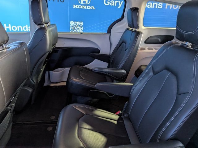 Used 2023 Chrysler Pacifica Touring-L FWD image 17