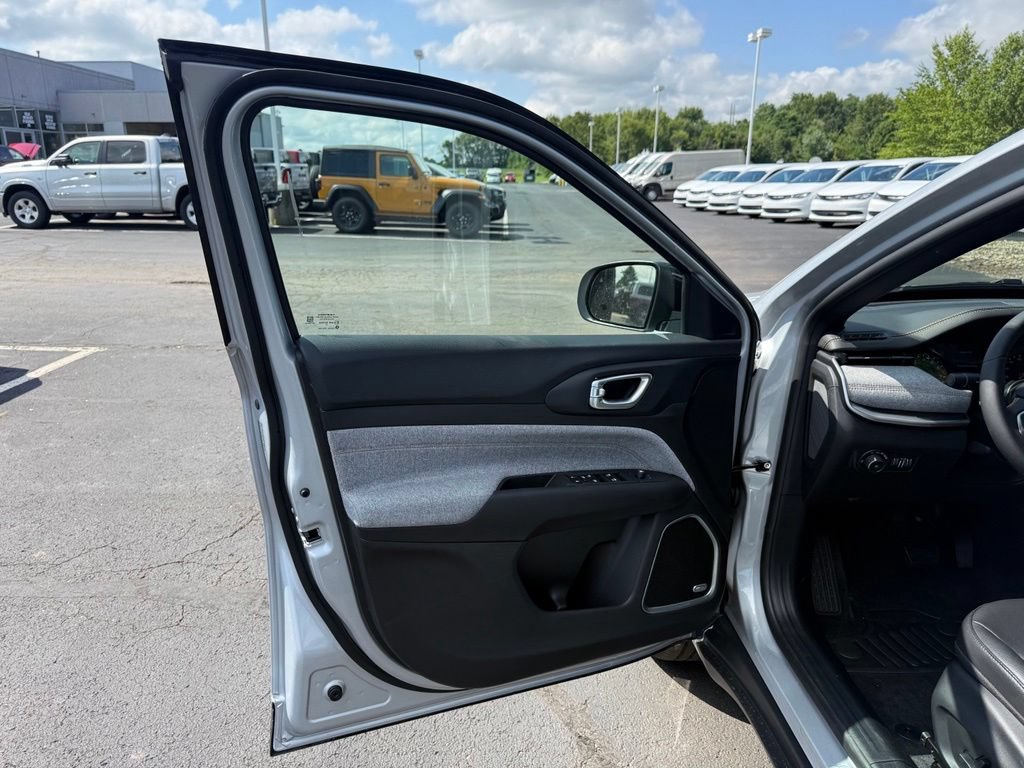 New 2026 Jeep Compass Latitude AWD/4WD image 12