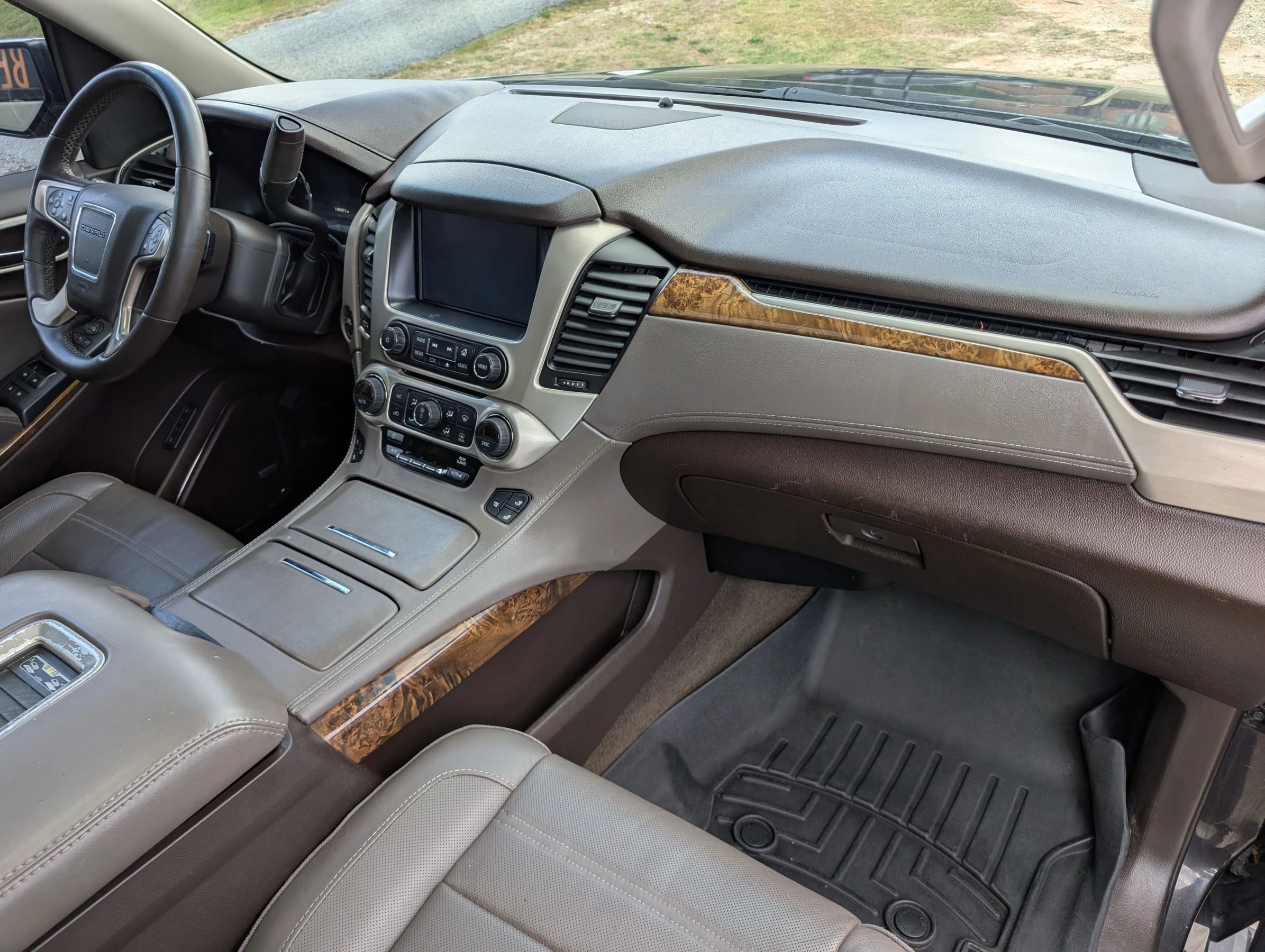 Used 2015 GMC Yukon Denali w/ Premium Package RWD image 44