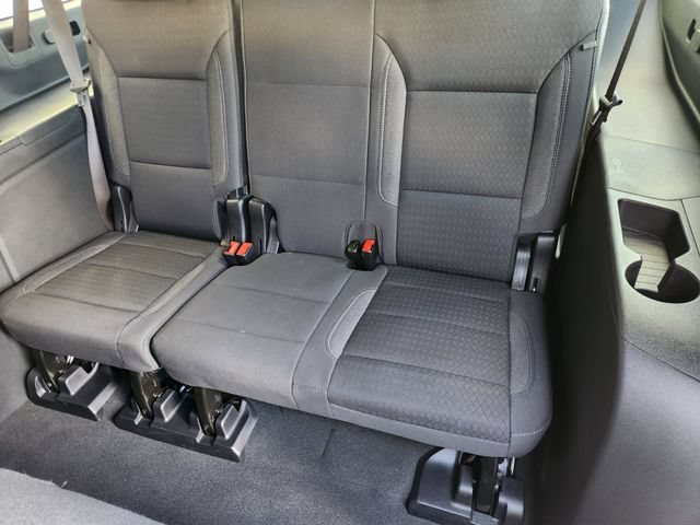 Used 2025 Chevrolet Suburban LS RWD image 32
