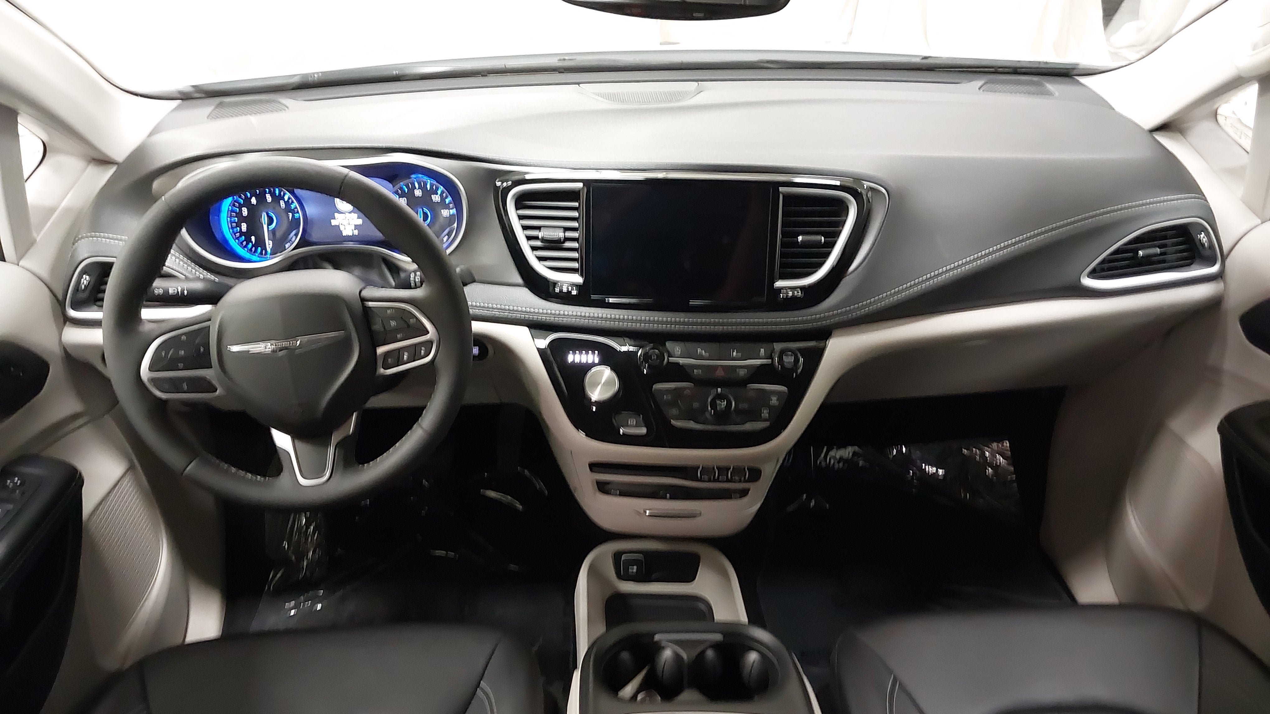 Used 2024 Chrysler Pacifica Touring-L w/ Uconnect Theater Family Group FWD image 32