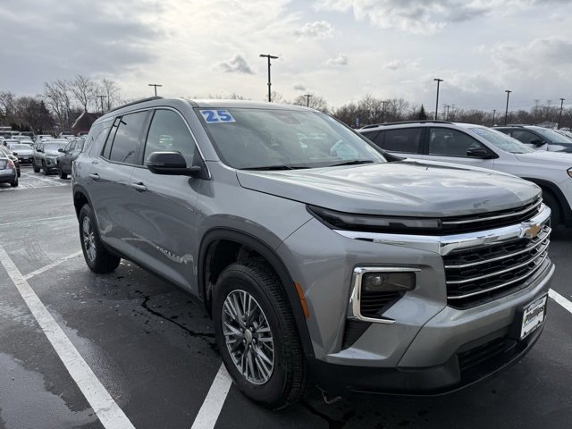 Used 2025 Chevrolet Traverse LT image 3